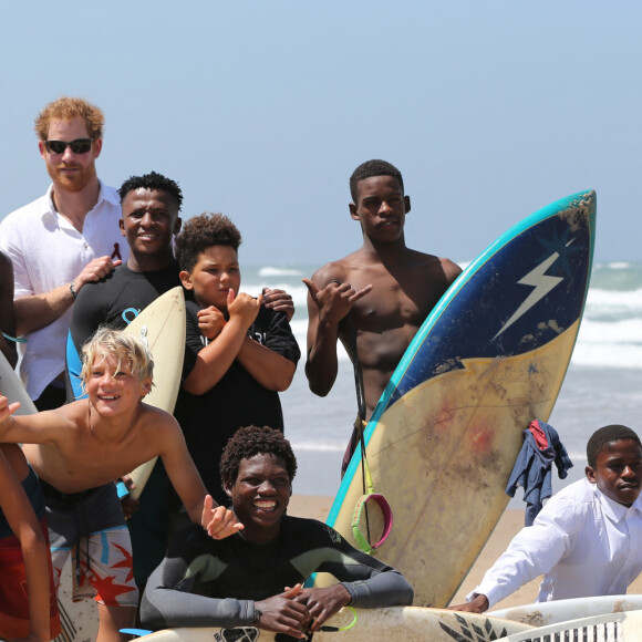 Le prince Harry d'Angleterre rencontre les enfants qui participent au projet "Surfers Not Street Children" sur la plage à Durban le 1er décembre 2015 lors de sa visite en Afrique du Sud.