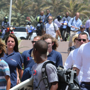 Le prince Harry d'Angleterre rencontre les enfants qui participent au projet "Surfers Not Street Children" sur la plage à Durban le 1er décembre 2015 lors de sa visite en Afrique du Sud.