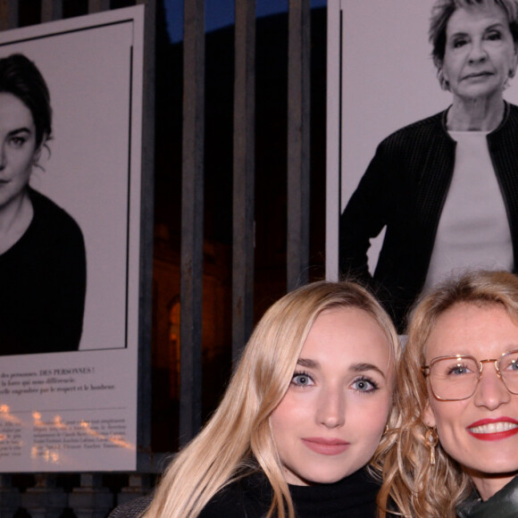 Exclusif - Chloé Jouannet et sa mère Alexandra Lamy au vernissage de l'exposition photos "Libres et égales" à l'occasion de la journée internationale des droits des femmes sur les grilles de la cour d'appel à Paris, France, le 6 mars 2020. © Rachid Bellak/Bestimage