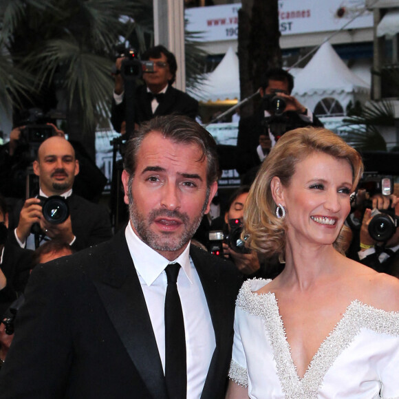 Jean Dujardin et Alexandra Lamy - Montée des marches du film "Thérèse Desqueroux" pour la cérémonie de clôture du 65e festival de Cannes. Le 27 mai 2012.