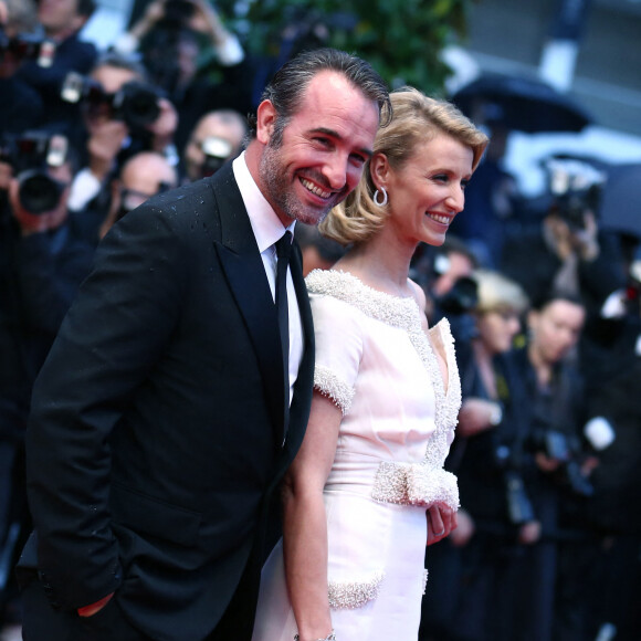 Jean Dujardin et Alexandra Lamy - Montée des marches du film "Thérèse Desqueroux" pour la cérémonie de clôture du 65e festival de Cannes. Le 27 mai 2012.