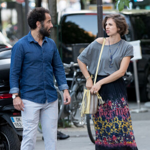 Exclusif - L'humoriste et comédien français Florent Peyre et sa compagne Virginie (mère du fils de Florent Peyre) arrivent à la pièce de théâtre "Le Fils" au théâtre des Champs Elysées à Paris, France, le 20 avril 2018.