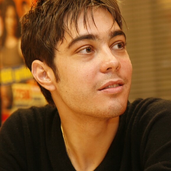 Archives - Grégory Lemarchal rencontre les lecteurs de "Télé Loisirs" à Paris.