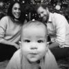 Meghan Markle, duchesse de Sussex, le prince Harry et leur fils Archie photographiés par l'actrice Janina Gavankar, amie de la duchesse, au pied du sapin pour leur première carte de voeux en famille à l'occasion de Noël.