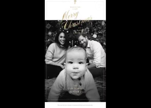 Meghan Markle, duchesse de Sussex, le prince Harry et leur fils Archie photographiés par l'actrice Janina Gavankar, amie de la duchesse, au pied du sapin pour leur première carte de voeux en famille à l'occasion de Noël.