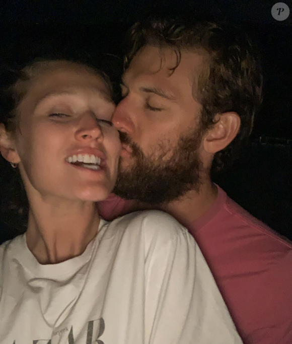 Toni Garrn et Alex Pettyfer se sont mariés.