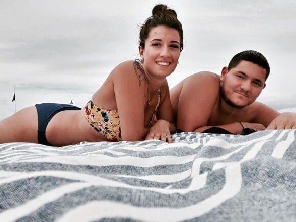 Aubin de "Koh-Lanta 2020" avec sa fiancée Ela à la plage, été 2020, sur Instagram