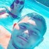 Aubin de "Koh-Lanta" et sa fiancée Ela à la piscine, dans le Gers, le 14 juillet 2020