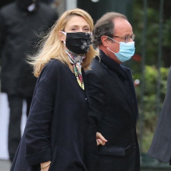 François Hollande et sa compagne Julie Gayet - Les obsèques de Juliette Gréco en l'église Saint-Germain-des-Prés, à Paris le 5 octobre 2020. © Jacovides-Moreau/Bestimage