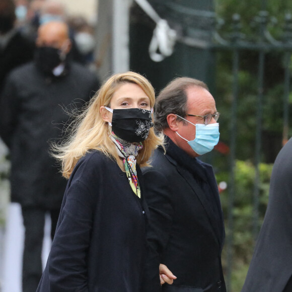François Hollande et sa compagne Julie Gayet - Les obsèques de Juliette Gréco en l'église Saint-Germain-des-Prés, à Paris le 5 octobre 2020. © Jacovides-Moreau/Bestimage
