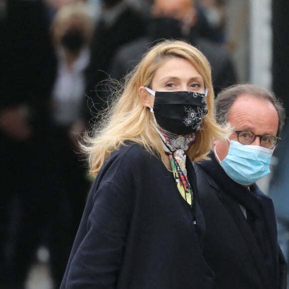 François Hollande et sa compagne Julie Gayet - Arrivées - Les obsèques de Juliette Gréco en l'église Saint-Germain-des-Prés, à Paris le 5 octobre 2020. © Jacovides-Moreau/Bestimage