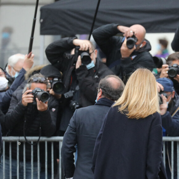 François Hollande et sa compagne Julie Gayet - Les obsèques de Juliette Gréco en l'église Saint-Germain-des-Prés, à Paris le 5 octobre 2020. © Jacovides-Moreau/Bestimage