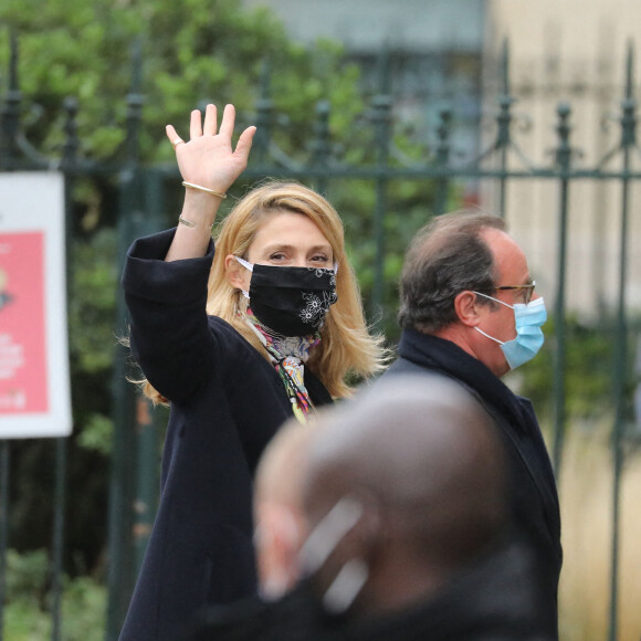 François Hollande et sa compagne Julie Gayet - Les obsèques de Juliette Gréco en l'église Saint-Germain-des-Prés, à Paris le 5 octobre 2020. © Jacovides-Moreau/Bestimage