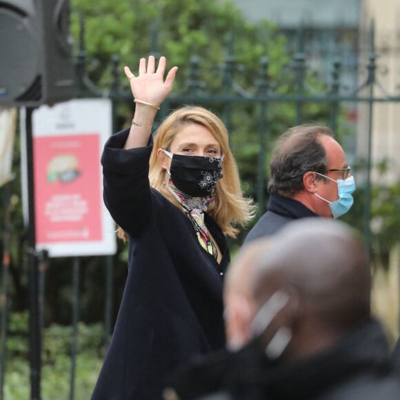 François Hollande et sa compagne Julie Gayet - Arrivées - Les obsèques de Juliette Gréco en l'église Saint-Germain-des-Prés, à Paris le 5 octobre 2020. © Jacovides-Moreau/Bestimage