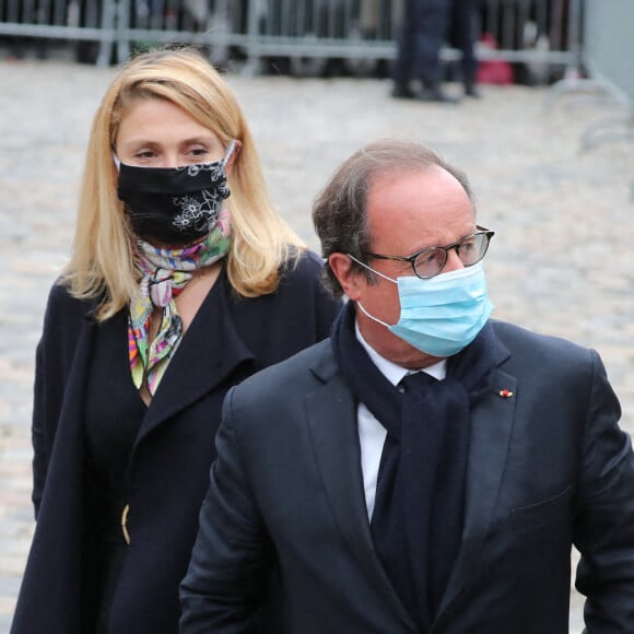 François Hollande et sa compagne Julie Gayet - Arrivées aux obsèques de Juliette Gréco en l'église Saint-Germain-des-Prés. Le 5 octobre 2020 © Jacovides-Moreau / Bestimage