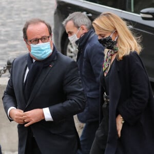 François Hollande et sa compagne Julie Gayet - Arrivées aux obsèques de Juliette Gréco en l'église Saint-Germain-des-Prés. Le 5 octobre 2020 © Jacovides-Moreau / Bestimage