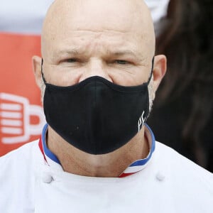 Le grand chef Bordelais et présentateur TV Philippe Etchebest organise un concert de casseroles devant son restaurant Bordelais "Le 4ème Mur" avec son équipe afin de soutenir l'ouverture des restaurants pendant la crise liée à l'épidémie de Coronavirus (COVID-19), le 2 Octobre 2020 à Bordeaux. 