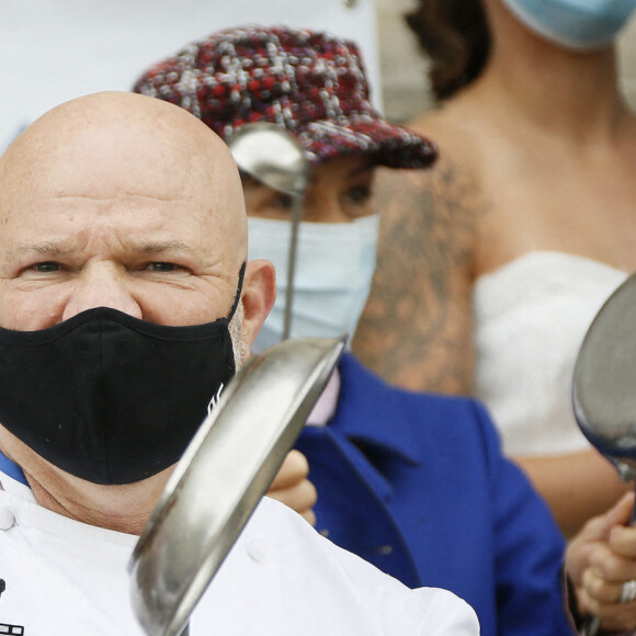 Le grand chef Bordelais et présentateur TV Philippe Etchebest organise un concert de casseroles devant son restaurant Bordelais "Le 4ème Mur" avec son équipe afin de soutenir l'ouverture des restaurants pendant la crise liée à l'épidémie de Coronavirus (COVID-19), le 2 Octobre 2020 à Bordeaux. 