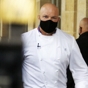 Le grand chef Bordelais et présentateur TV Philippe Etchebest organise un concert de casseroles devant son restaurant Bordelais "Le 4ème Mur" avec son équipe afin de soutenir l'ouverture des restaurants pendant la crise liée à l'épidémie de Coronavirus (COVID-19), le 2 Octobre 2020 à Bordeaux. 