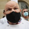 Le grand chef Bordelais et présentateur TV Philippe Etchebest organise un concert de casseroles devant son restaurant Bordelais "Le 4ème Mur" avec son équipe afin de soutenir l'ouverture des restaurants pendant la crise liée à l'épidémie de Coronavirus (COVID-19), le 2 Octobre 2020 à Bordeaux. 