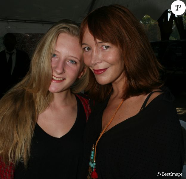 Elise Ventre et sa fille Louise - 2ème tournoi de pétanque au profit de l'association "MeghanOra" sur l'Esplanade des Invalides à Paris