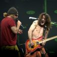  Sammy Hagar et Eddie Van Halen sur la scène du United Center de Chicago. Le 19 juillet 2004. @Jose M. Osorio/Chicago Tribune/TNS/ABACAPRESS.COM 