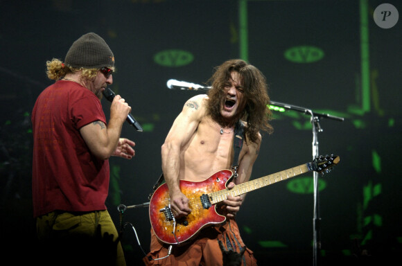 Sammy Hagar et Eddie Van Halen sur la scène du United Center de Chicago. Le 19 juillet 2004. @Jose M. Osorio/Chicago Tribune/TNS/ABACAPRESS.COM