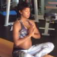  Kelly Rowland, alors enceinte de son premier enfant, se détend grâce au yoga. 
