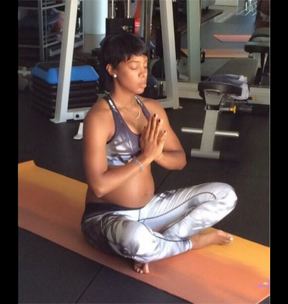 <p>Kelly Rowland, alors enceinte de son premier enfant, se détend grâce au yoga.</p>