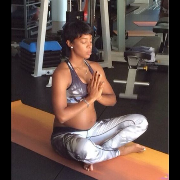 Kelly Rowland, alors enceinte de son premier enfant, se détend grâce au yoga.