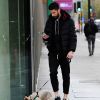 Exclusif - Olivier Giroud garde le sourire lors d'une sortie avec son chien à Londres pendant l'épidémie de Coronavirus (COVID-19) le 30 mars 2020.