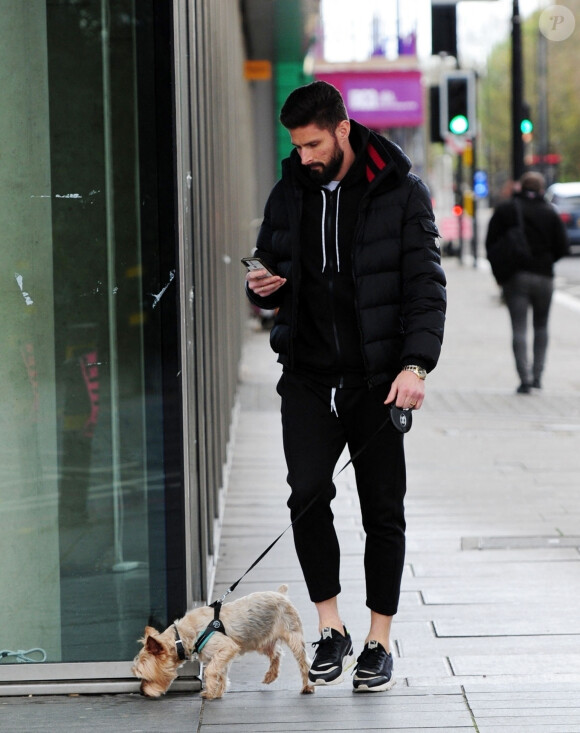 Exclusif - Olivier Giroud garde le sourire lors d'une sortie avec son chien à Londres pendant l'épidémie de Coronavirus (COVID-19) le 30 mars 2020.
