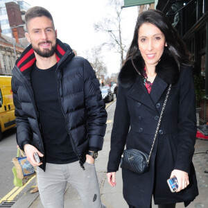 Exclusif - Le footballeur Olivier Giroud et sa femme Jennifer sortent du restaurant Ivy Chelsea Garden à Londres le 15 mars 2019.