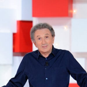 Exclusif - Michel Drucker et sa chienne Izia - Enregistrement de l'émission ' Vivement Dimanche ' au studio Gabriel consacrée aux Chevaliers du fiel le 13 mai 2020 . Diffusion le 24 mai 2020 sur France 2 . A cause de l'épidémie de coronavirus (COVID-19) , l'émission est tournée sans public et n'accueille qu'un seul invité en plateau. © Guillaume Gaffiot / Bestimage 