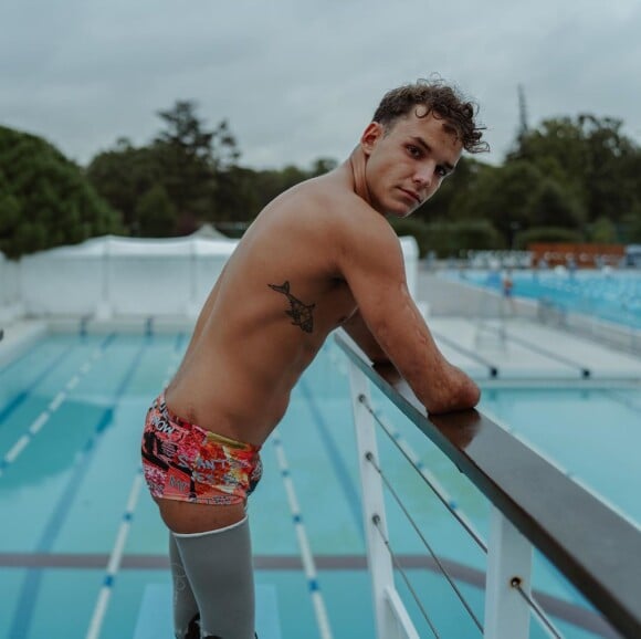 Le nageur Théo Curin pose sur Instagram.