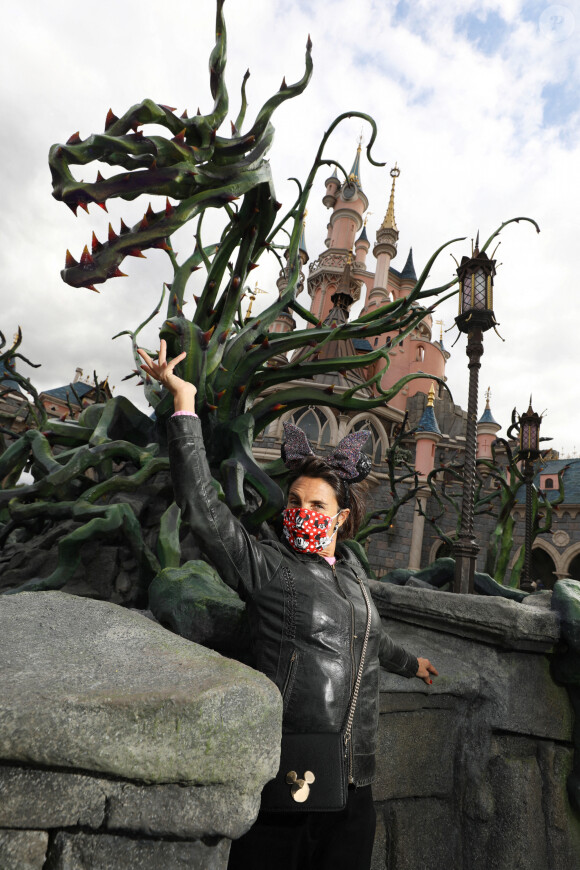 Alessandra Sublet - Le Festival Halloween Disney vient officiellement de débuter à Disneyland Paris. C'est le moment de venir profiter du retour des Méchants Disney, des nombreux " Points Selfies " avec Mickey et ses Amis dans leurs tenues spéciales Halloween, de la décoration automnale du Parc Disneyland et bien sûr des attractions frissonnantes ! De nombreuses célébrités ont tenu à faire partie des premiers visiteurs de cette saison incontournable et plonger le plus tôt possible dans cette atmosphère méchamment drôle. Découvrez leurs expériences en images et retrouvez ci-dessous le programme du Festival Halloween Disney qui se déroule tous les jours jusqu'au 1er novembre 2020.