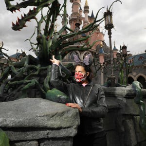 Alessandra Sublet - Le Festival Halloween Disney vient officiellement de débuter à Disneyland Paris. C'est le moment de venir profiter du retour des Méchants Disney, des nombreux " Points Selfies " avec Mickey et ses Amis dans leurs tenues spéciales Halloween, de la décoration automnale du Parc Disneyland et bien sûr des attractions frissonnantes ! De nombreuses célébrités ont tenu à faire partie des premiers visiteurs de cette saison incontournable et plonger le plus tôt possible dans cette atmosphère méchamment drôle. Découvrez leurs expériences en images et retrouvez ci-dessous le programme du Festival Halloween Disney qui se déroule tous les jours jusqu'au 1er novembre 2020.