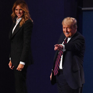 Info - Positifs au Covid-19, Donald et Melania Trump placés en quarantaine à la Maison Blanche - Donald Trump et la première dame Mélania Trump - Présidentielle américaine : Premier débat entre Donald Trump et Joe Biden à Cleveland dans l'Ohio. Le 29 septembre 2020.