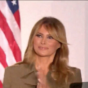 Melania Trump défend le bilan de son mari lors de la Convention nationale républicaine, sous les yeux du président américain Donald Trump à la Maison Blanche à Washington. Le 25 août