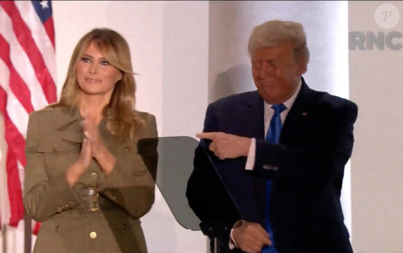 Melania Trump défend le bilan de son mari lors de la Convention nationale républicaine, sous les yeux du président américain Donald Trump à la Maison Blanche à Washington. Le 25 août