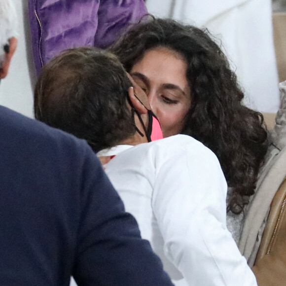 Rafael Nadal embrasse son épouse Xisca Perello après sa victoire en finale de Roland-Garros. Paris, octobre 2020. © Dominique Jacovides / Bestimage