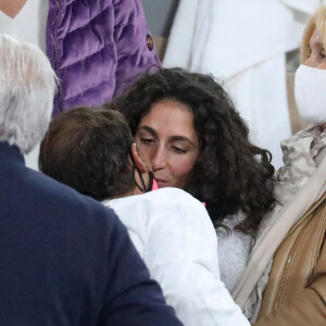 Rafael Nadal embrasse son épouse Xisca Perello après sa victoire en finale de Roland-Garros. Paris, le 11 octobre 2020. © Dominique Jacovides / Bestimage