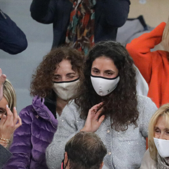 Rafael Nadal embrasse sa soeur María Isabel Nadal, sa mère Ana Maria Parera, et son épouse Maria Francisca Perello à l'issue de la finale de Roland-Garros. Paris, le 11 octobre 2020. © Dominique Jacovides / Bestimage