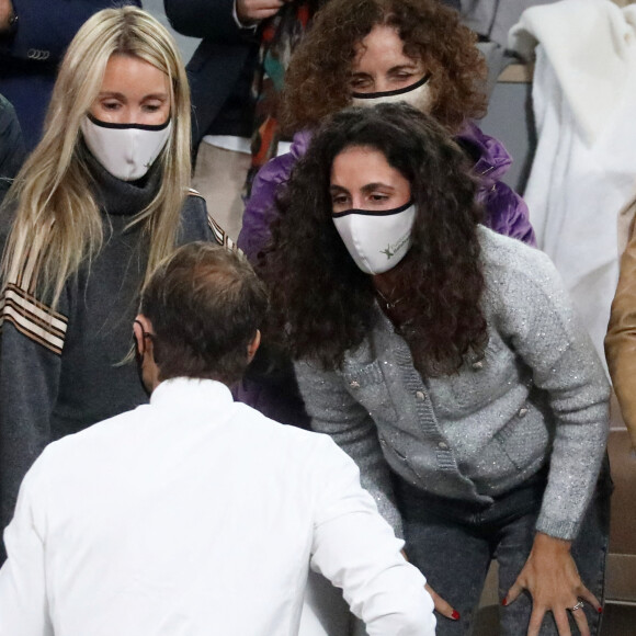 Rafael Nadal embrasse sa soeur María Isabel Nadal, sa mère Ana Maria Parera, et son épouse Maria Francisca Perello à l'issue de la finale de Roland-Garros. Paris, le 11 octobre 2020. © Dominique Jacovides / Bestimage
