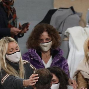 Rafael Nadal embrasse sa soeur María Isabel Nadal, sa mère Ana Maria Parera, et son épouse Maria Francisca Perello à l'issue de la finale de Roland-Garros. Paris, le 11 octobre 2020. © Dominique Jacovides / Bestimage