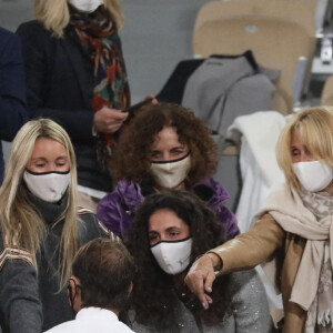 Rafael Nadal embrasse sa soeur María Isabel Nadal, sa mère Ana Maria Parera, et son épouse Maria Francisca Perello à l'issue de la finale de Roland-Garros. Paris, le 11 octobre 2020. © Dominique Jacovides / Bestimage