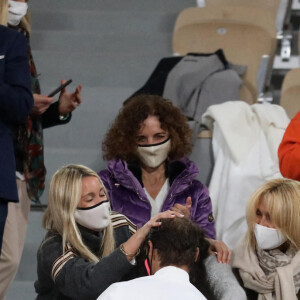 Rafael Nadal embrasse sa soeur María Isabel Nadal, sa mère Ana Maria Parera, et son épouse Maria Francisca Perello à l'issue de la finale de Roland-Garros. Paris, le 11 octobre 2020. © Dominique Jacovides / Bestimage