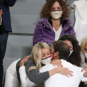 Rafael Nadal embrasse sa soeur María Isabel Nadal, sa mère Ana Maria Parera, et son épouse Maria Francisca Perello à l'issue de la finale de Roland-Garros. Paris, le 11 octobre 2020. © Dominique Jacovides / Bestimage