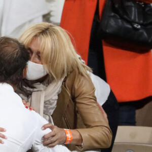 Rafael Nadal embrasse sa soeur María Isabel Nadal, sa mère Ana Maria Parera, et son épouse Maria Francisca Perello à l'issue de la finale de Roland-Garros. Paris, le 11 octobre 2020. © Dominique Jacovides / Bestimage