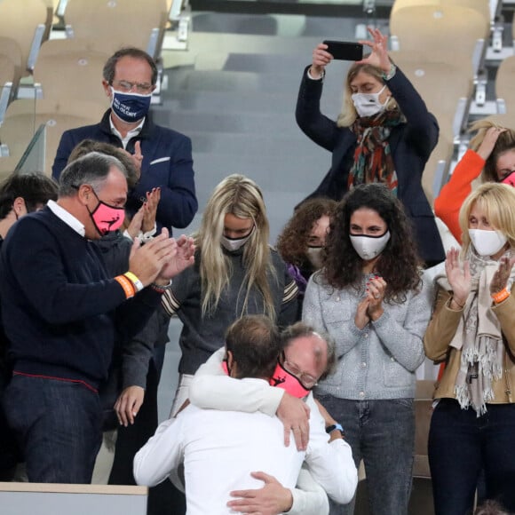 Rafael Nadal embrasse sa soeur María Isabel Nadal, sa mère Ana Maria Parera, et son épouse Maria Francisca Perello à l'issue de la finale de Roland-Garros. Paris, le 11 octobre 2020. © Dominique Jacovides / Bestimage